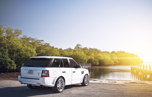 Лэнд Ровер около водоема