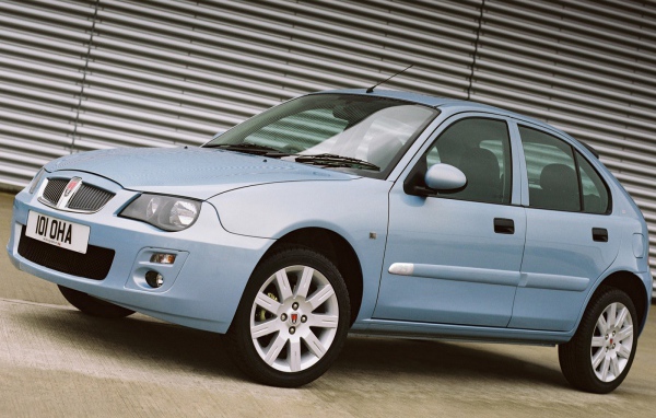 Автомобиль Rover Streetwise на дороге