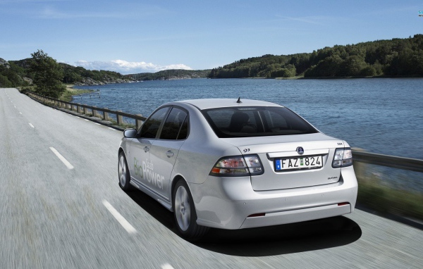 Автомобиль Saab 9-3 на дороге