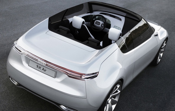 Автомобиль Saab 9000 на дороге