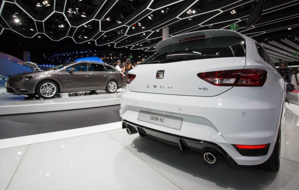 Автомобиль Seat Leon Cupra 2014 на дороге 
