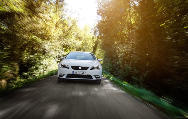 Автомобиль Seat leon на дороге