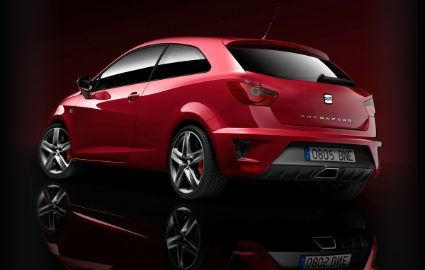 Автомобиль Seat Ibiza на дороге