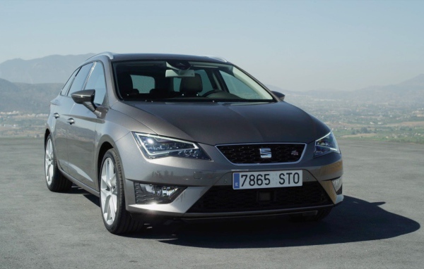 Автомобиль Seat Leon на дороге 2014