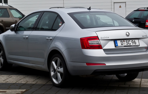 Автомобиль Skoda Octavia 2013 на дороге