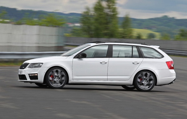 Красивый автомобиль Skoda Octavia 2013