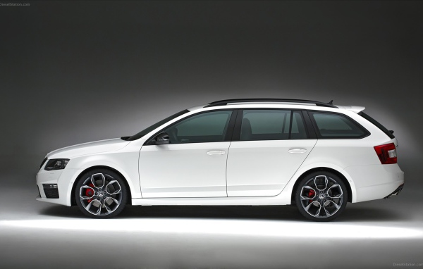 Красивый автомобиль Skoda Octavia 2014