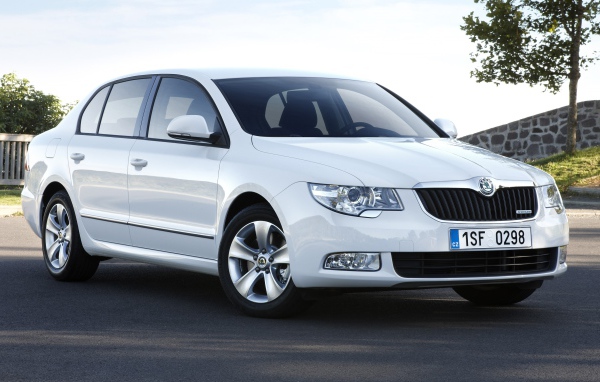 Красивый автомобиль Skoda Octavia Scout 2014