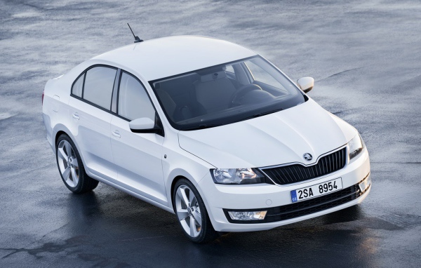 Красивый автомобиль Skoda Rapid в Москве