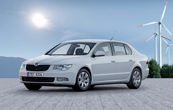 Красивый автомобиль Skoda SuperB в Москве