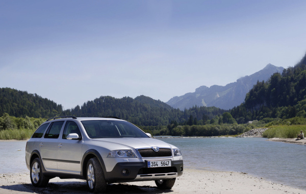 Автомобиль Skoda Octavia Scout 2014 на дороге