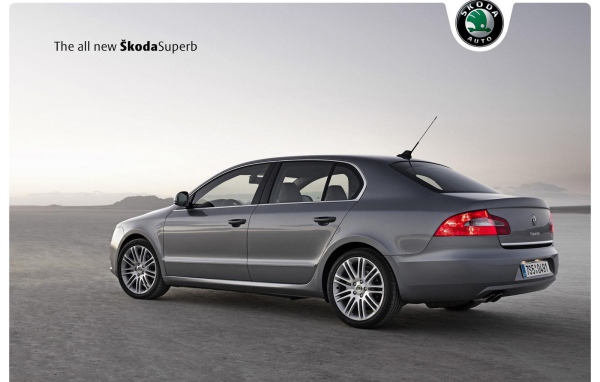 Автомобиль Skoda SuperB на дороге