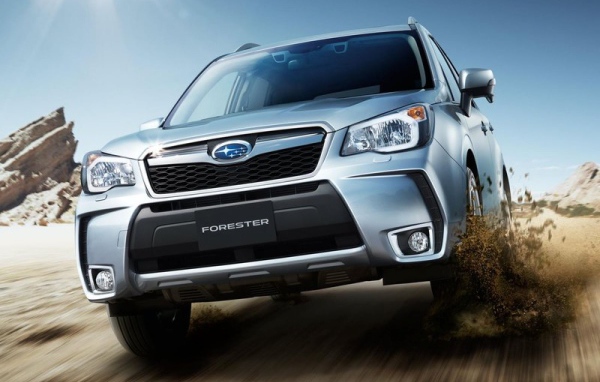 Автомобиль Subaru Forester 2013 на дороге