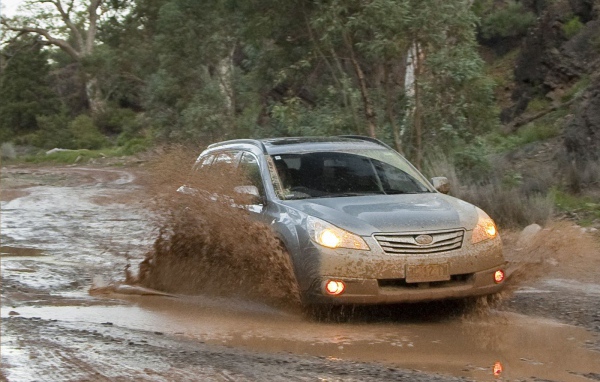Красивый автомобиль Subaru Outback