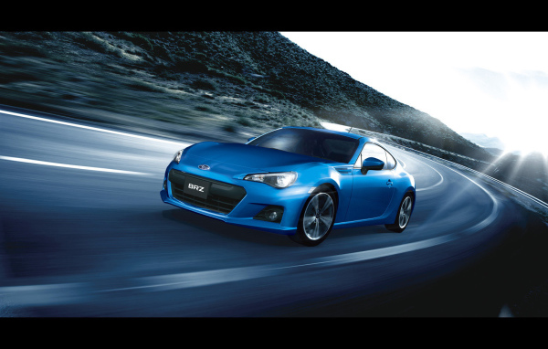 Автомобиль Subaru BRZ на дороге