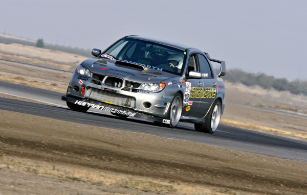 Автомобиль Subaru Boxer на дороге