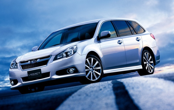 Автомобиль Subaru Legacy на дороге