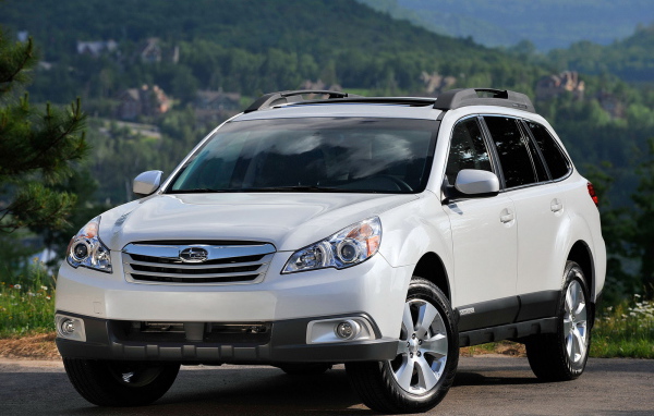 Автомобиль Subaru Outback на дороге