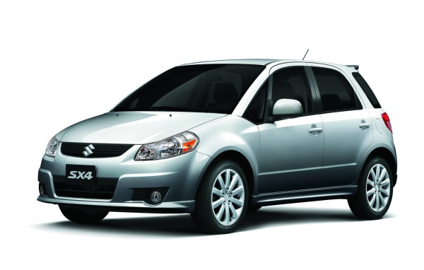 Красивый автомобиль Suzuki SX4 в Москве