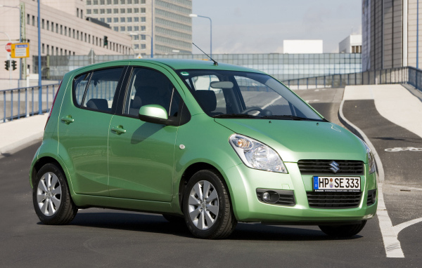   Красивый автомобиль Suzuki Splash