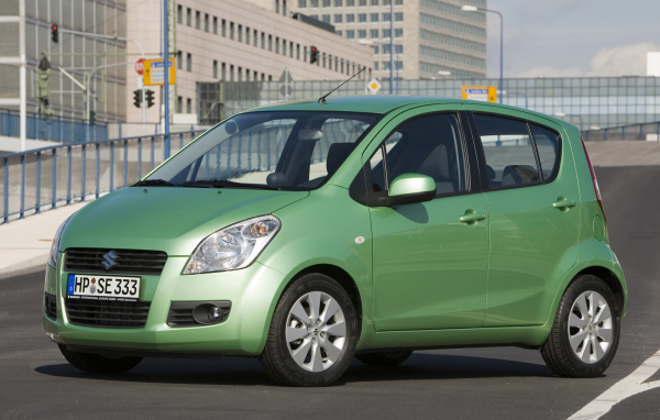 Автомобиль Suzuki Splash на дороге