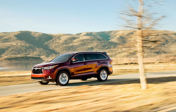 Красивый автомобиль Toyota Highlander 2014
