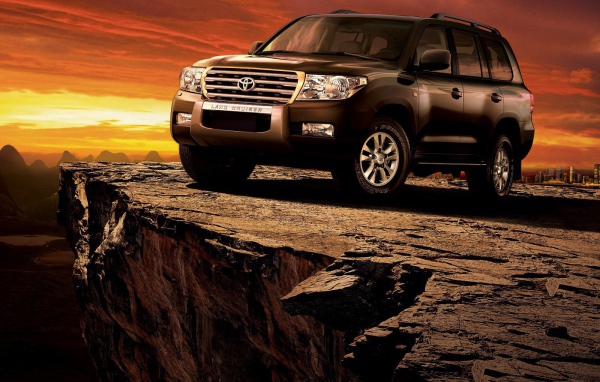 Красивый автомобиль Toyota Land Cruiser 200