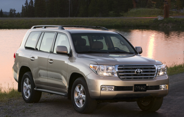 Красивый автомобиль Toyota Land Cruiser 200 в Москве