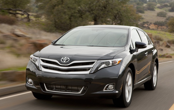 Красивый автомобиль Toyota Venza в Москве