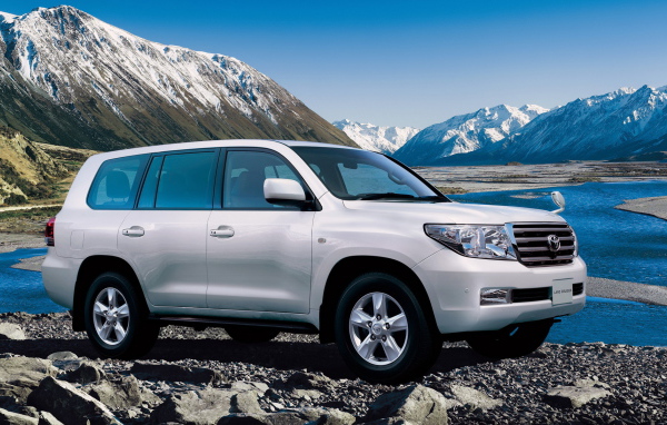 Автомобиль Toyota Land Cruiser 200 на дороге