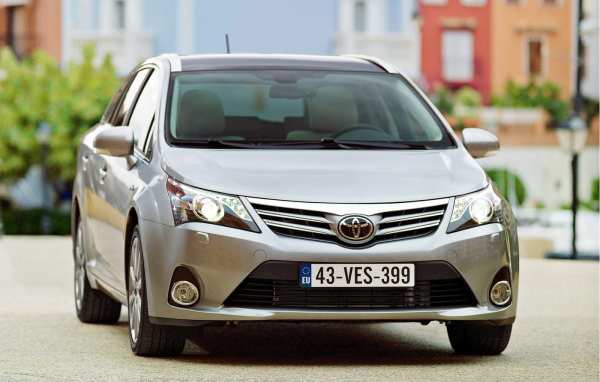 Надежный автомобиль Toyota Avensis 2013