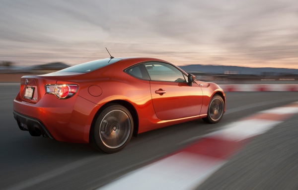 Спортивная Тойота на дороге