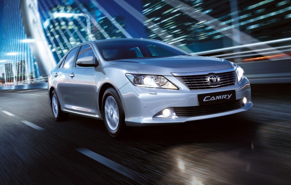Тест драйв автомобиля Toyota Camry