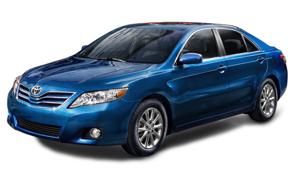 Автомобиль Toyota Camry на дороге