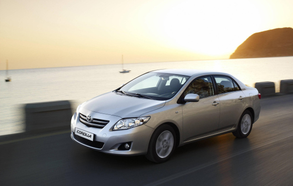 Автомобиль Toyota Corolla на дороге