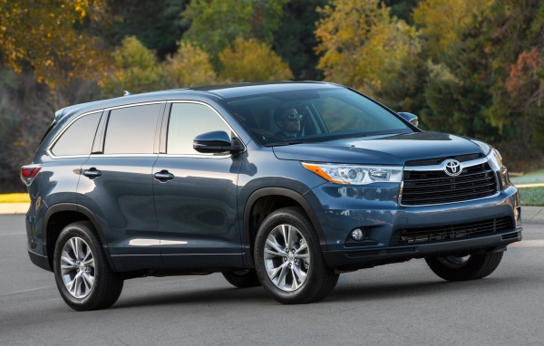 Автомобиль Toyota Highlander 2014 на дороге
