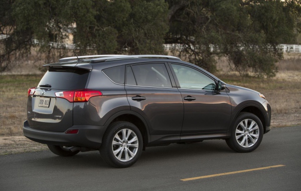 Автомобиль Toyota RAV4 на дороге