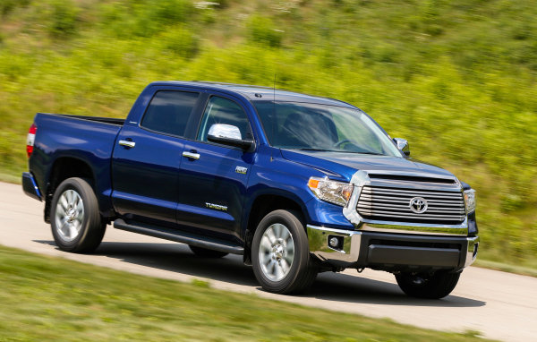 Автомобиль Toyota Tundra 2014 на дороге 