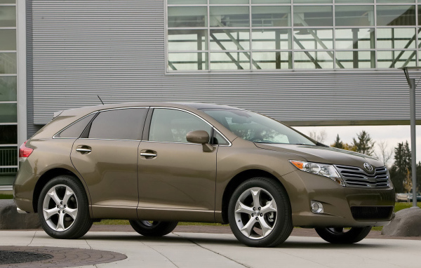 Автомобиль Toyota Venza на дороге