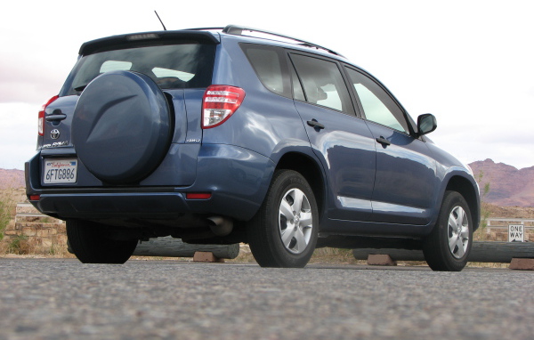 Автомобиль марки Toyota модели RAV4