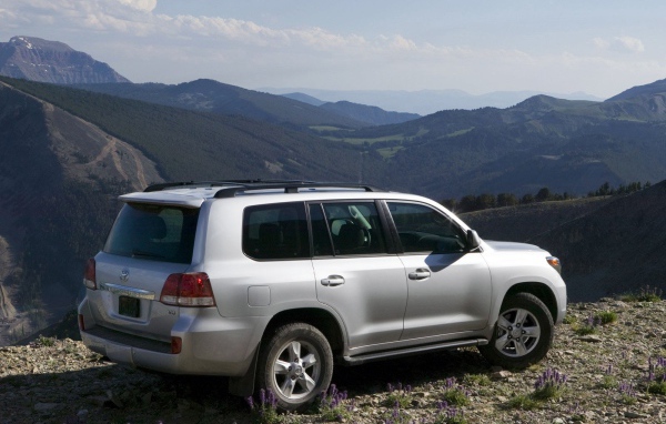 Новая машина Toyota Land Cruiser 200