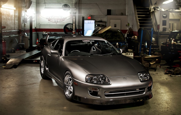 Серая тойота в сервисе