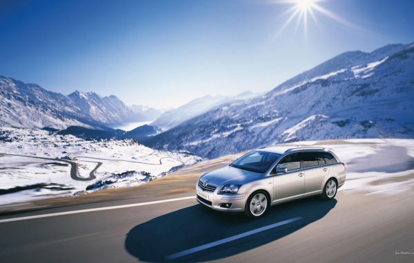 Тойота в заснеженных горах