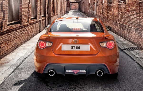 Тойота на узкой улице