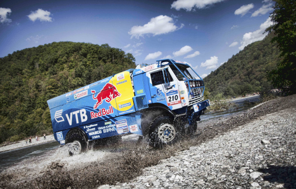 Камаз на трассе Париж-Дакар