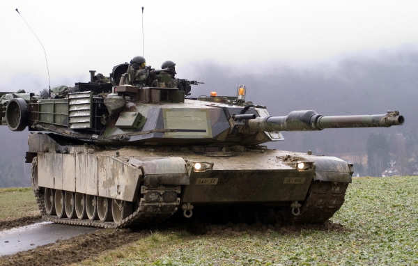 Два солдата на танке