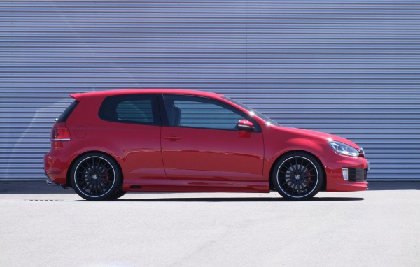 Красивый автомобиль Golf GTI 2014 года