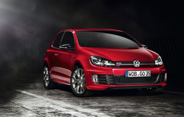 Красивый автомобиль Golf GTI 2014 года в Москве