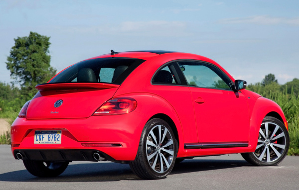 Красивый автомобиль Volkswagen Beetle 2014 в Москве