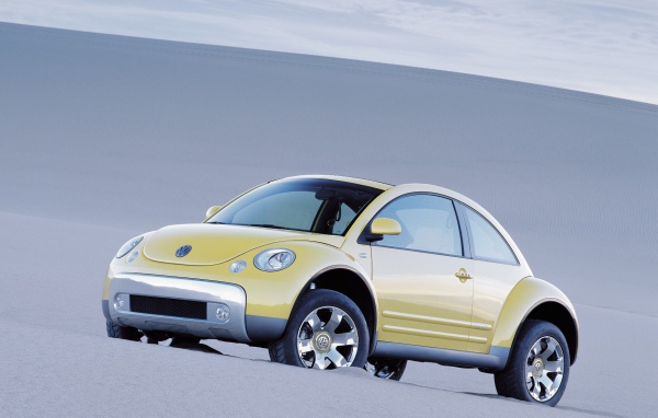 Красивый автомобиль Volkswagen Beetle Dune 2014 в Москве